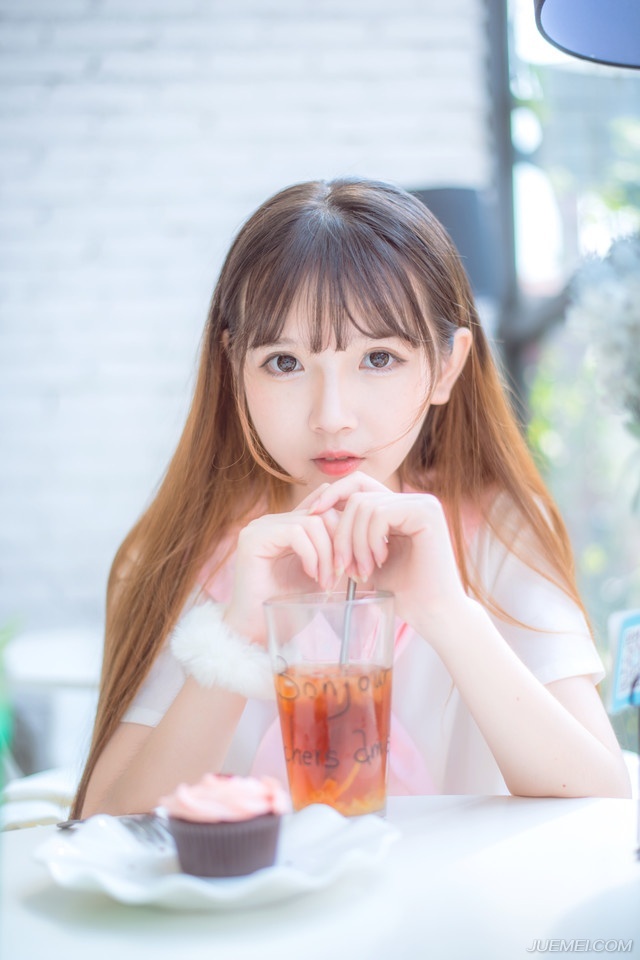 我喊他，没人应。只我一人，站在荒郊野地里。